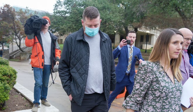 Texas Longhorns men's basketball coach Chris Beard walks out of Travis County Jail with his defense attorney Perry C. Minton on Monday afternoon, December 12, 2022.  Chris Beard, who has been charged with domestic violence.  Byrd was sent to jail at 4:18 a.m. Monday, according to prison records from the Travis County Sheriff's Office.  Beard faces third-degree criminal liability for assaulting a family/household member by obstructing the circulation of breath.