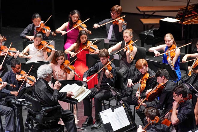 Violinist Itzhak Perlman leads young musicians each winter in Sarasota in the Perlman Music Program/Suncoast.