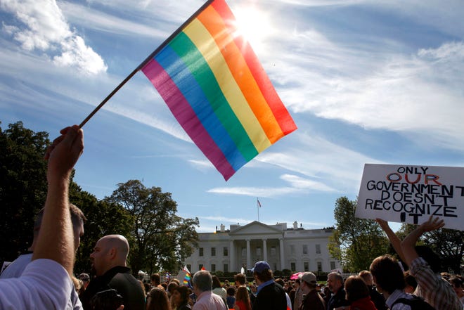 Een homorechtenactivist marcheerde in 2009 naar het Witte Huis in Washington.  President Joe Biden is van plan volgende week wetgeving te ondertekenen die vakbonden van hetzelfde geslacht zou beschermen, zelfs als het Hooggerechtshof een uitspraak herroept die het recht van koppels van hetzelfde geslacht om in het hele land te trouwen, handhaaft.  (AP Foto/Jacquelyn Martin, Bestand)