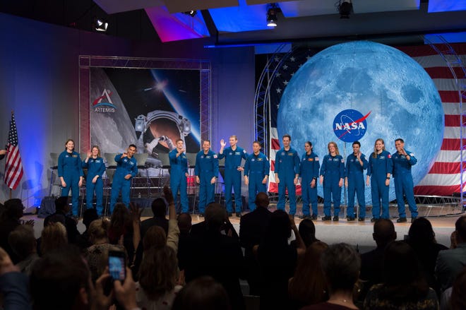 Klasa astronautów z 2017 roku uczestniczy w ceremonii ukończenia szkoły w Johnson Space Center w Houston w Teksasie w 2020 roku. Jest to pierwsza klasa astronautów, którzy ukończyli studia w ramach programu Artemis i teraz kwalifikują się do przydziałów na Międzynarodową Stację Kosmiczną, misje Artemis na Księżyc , a ostatecznie Misje na Marsa.