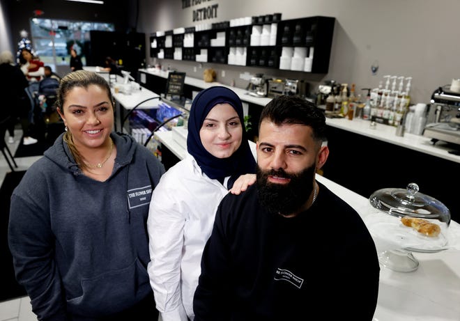 The Flower Shop Detroit X The Coffee Shop Detroit es un asunto familiar. Nedaa Sobh, a la izquierda, es copropietaria de la floristería y el café de Dearborn Heights con los copropietarios Kawthar Sobh, de 27 años, y su esposo Mikey Sobh en su tienda el 9 de diciembre de 2022. La tienda, que es una floristería y un café en uno, abrió en octubre de 2022.