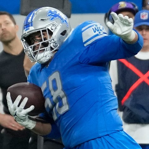 Detroit Lions offensive tackle Penei Sewell catche