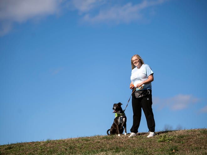Leah Harris, propietària de Professional Pet Friends, al Lakeshore Park amb el seu gos Willow el dijous 15 de desembre de 2022 a Knoxville, Tennessee. 