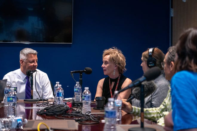 Ronald J. Hansen, do Arizona Republic, à esquerda, apresentador do podcast The Gaggle, grava um episódio de The Gaggle com repórteres do Republic na redação em Phoenix em 15 de dezembro de 2022.