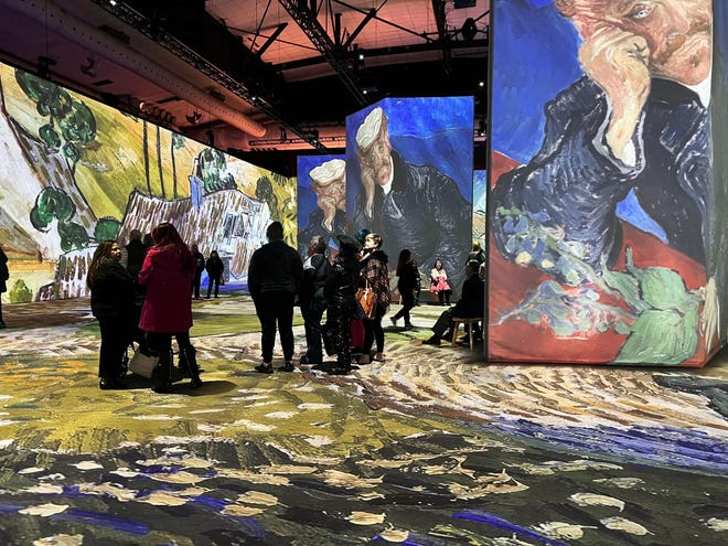 La gente está rodeada por la obra de arte exhibida por el pintor postimpresionista holandés Vincent Willem van Gogh en