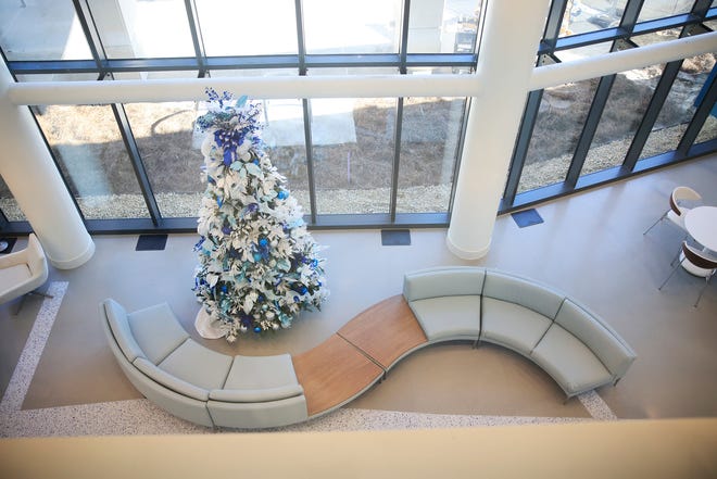 บริเวณล็อบบี้ของ Baptist Medical Center Clay ที่เพิ่งเปิดใหม่บนเกาะเฟลมมิงมีต้นคริสต์มาส