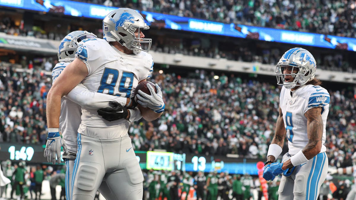 Detroit Lions tight end Brock Wright (89) celebrates his touchdown reception with teammates during the fourth quarter against the New York Jets at MetLife Stadium.