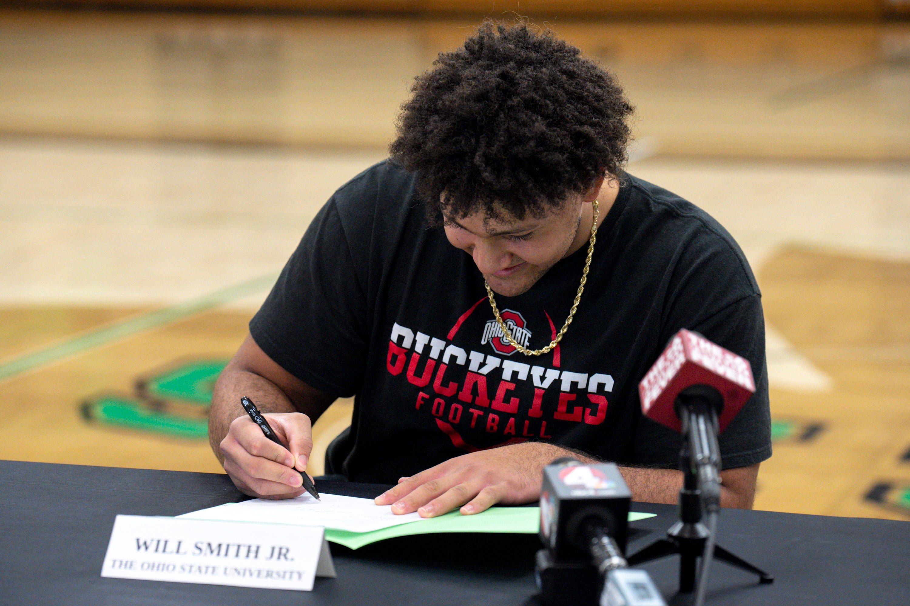 f311b3fd-1ee0-4f9c-b29d-cdc61acecf81-football-_will_smith_signing_day_ceremony_js_0003.jpg