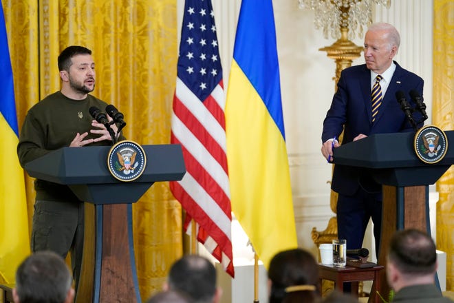 Presiden Joe Biden mendengarkan Presiden Ukraina Volodymyr Zelenskyy berbicara dalam konferensi pers di Ruang Timur Gedung Putih di Washington, Rabu, 21 Desember 2022. (