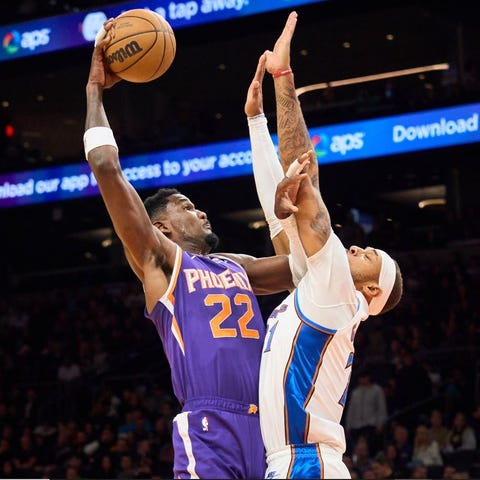 Deandre Ayton (22) of the Phoenix Suns puts up a s