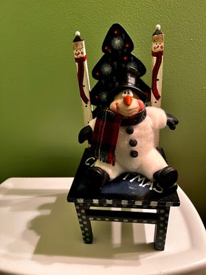 Elke kamer in het huis van columniste Connie Schultz is versierd voor Kerstmis, inclusief de badkamer op de eerste verdieping, waar een sneeuwpop op de achterkant van het toilet zit in haar Merry Christmas-stoel.