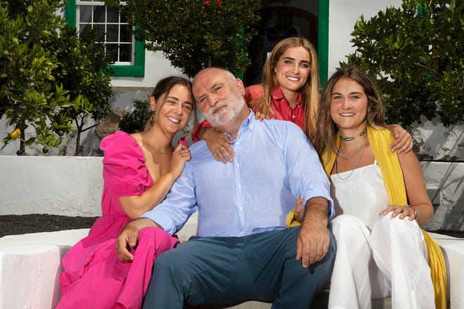 José Andrés dan putri-putrinya menjelajahi masakan koki asli Spanyol yang terkenal di "José Andrés dan Keluarga di Spanyol."