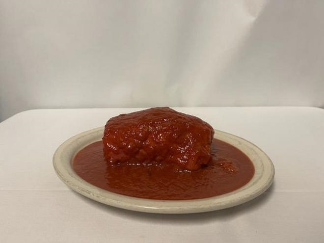 Le braciole sono fettine sottili di controfiletto condite con rosmarino e farcite con mozzarella, formaggio romano, provola, capicola e salame.