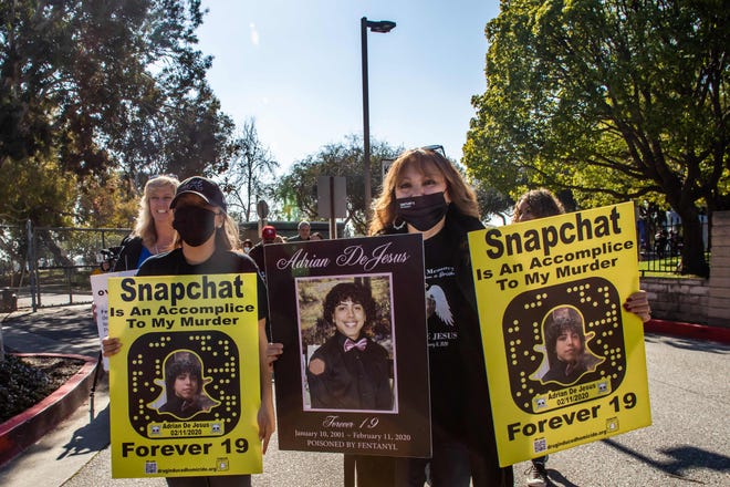 Maria Ortega (R) tient une photo de son fils Adrian De Jesus, décédé des suites d'un empoisonnement au fentanyl, proteste contre la disponibilité de drogues illicites pour les enfants sur l'application Snapchat près du siège social de Snap Inc., à Santa Monica, en Californie, le 21 janvier 2022.