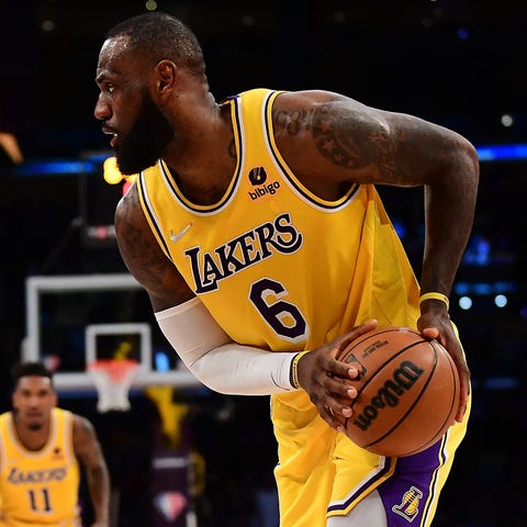 LeBron James, right, and the Los Angles Lakers wil