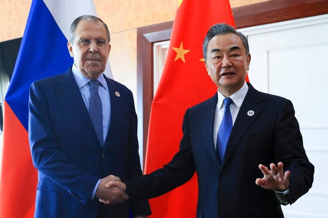 Menteri luar negeri China mengisyaratkan hubungan yang lebih dalam dengan Rusia