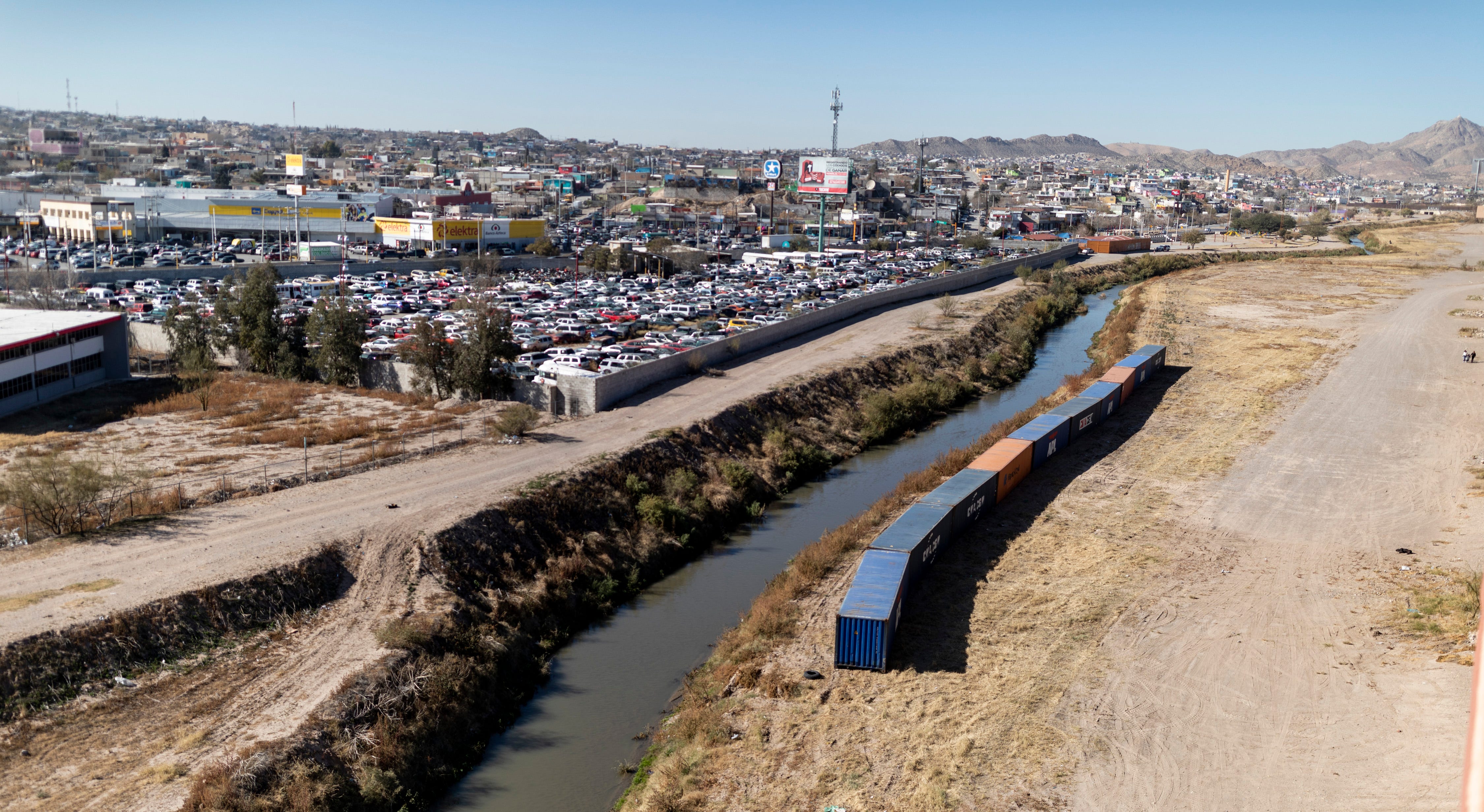 Texas lines Rio Grande with shipping containers near Downtown El Paso