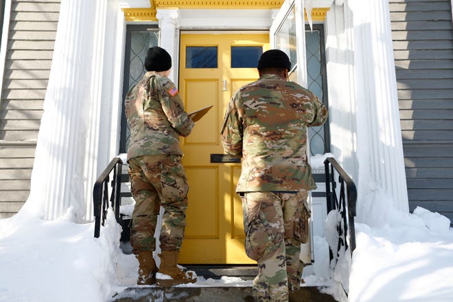 Miembros de la Guardia Nacional revisan a los residentes después de una tormenta de invierno, el miércoles 28 de diciembre de 2022, en Buffalo, NY.  (Foto AP/Jeffrey D. Barnes)