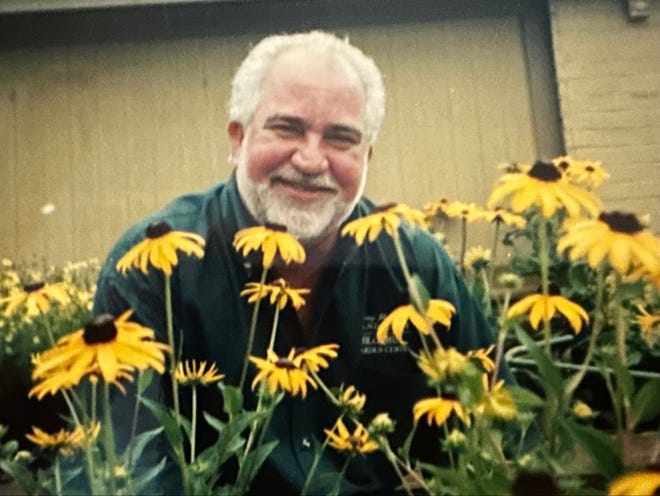Denny McKeown, radio host and Cincinnati garden guru, has died