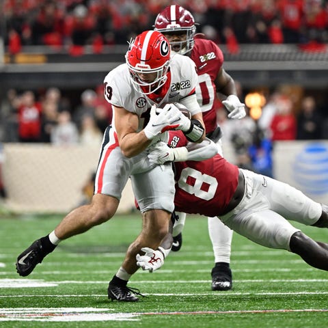 Georgia tight end Brock Bowers (19) tries to shake