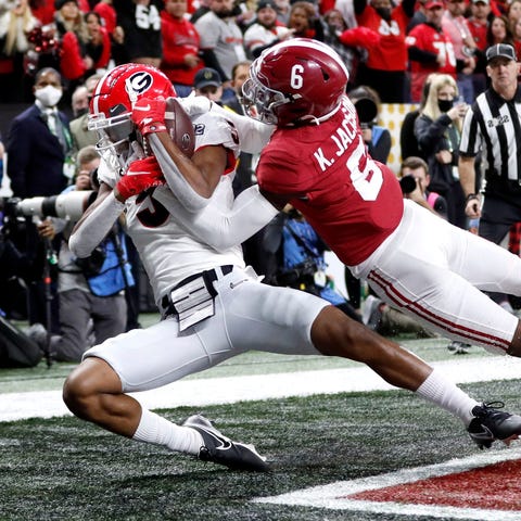 Georgia wide receiver Adonai Mitchell (5) makes a 