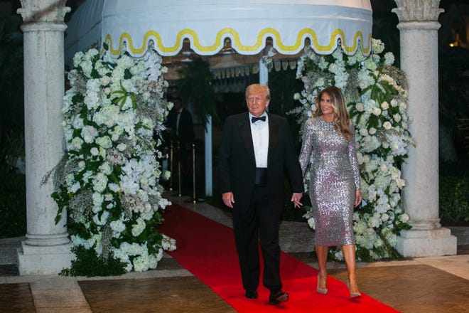 Eski Başkan Donald Trump ve eşi Melania Trump, Mar-A-Lago Balo Salonu'na yaklaşıyor.  31 Aralık 2022 Cumartesi günü Palm Beach, Florida'da yılbaşı gecesi Kırmızı halıda.
