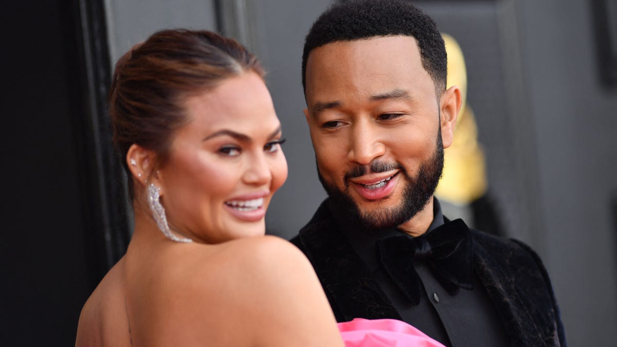 US model Chrissy Teigen (L) and US singer-songwriter John Legend arrive for the 64th Annual Grammy Awards at the MGM Grand Garden Arena in Las Vegas on April 3, 2022. (Photo by ANGELA WEISS / AFP) (Photo by ANGELA WEISS/AFP via Getty Images) ORG XMIT: 0 ORIG FILE ID: AFP_327L6YC.jpg