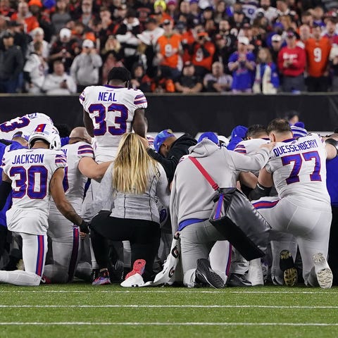 Bills players huddle and pray after teammate Damar