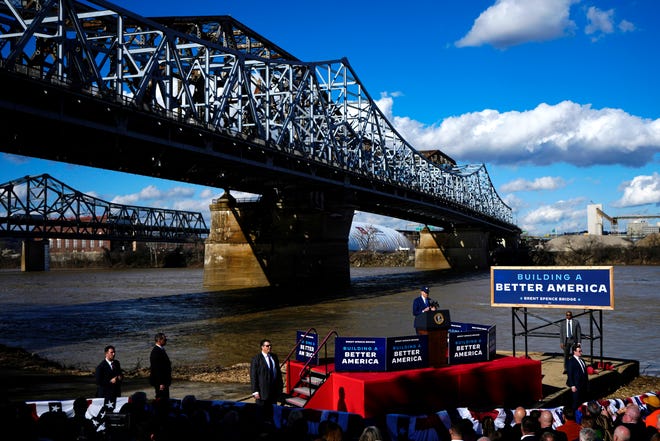 President Joe Biden tekent een federale investering van $ 1,6 miljard in de renovatie van de Brent Spence Bridge, woensdag 4 januari 2023, in Covington, Kentucky. De brug overspant de Ohio-rivier die Ohio en Kentucky met elkaar verbindt. Biden kreeg gezelschap van de gouverneur van Ohio, Mike DeWine, Andy Beshear uit Kentucky, senator Mitch McConnell en andere staats- en lokale leiders.