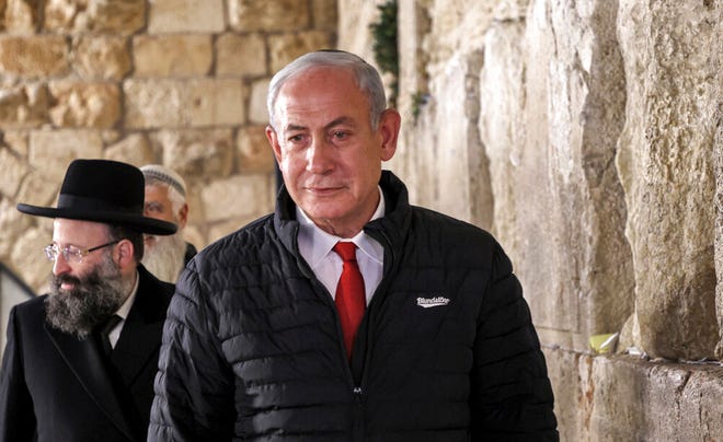 Netanyahu memecat menteri pertahanan karena mendesak penghentian perombakan