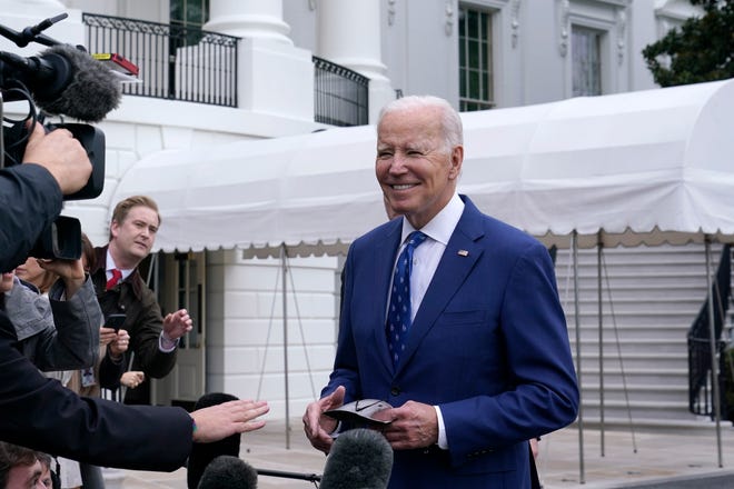 Presiden Joe Biden berbicara dengan wartawan di luar Gedung Putih di Washington, Rabu, 4 Januari 2023, sebelum menaiki Marine One di South Lawn.