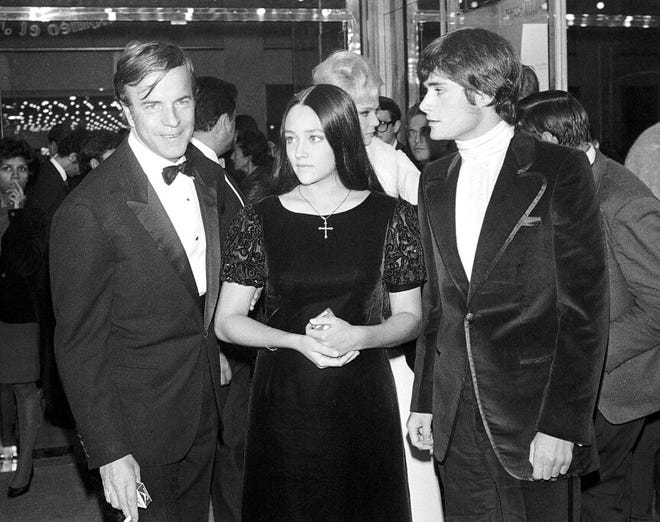 "Romeo dan Juliet" sutradara film Franco Zeffirelli, kiri, aktor Olivia Hussey, tengah, dan Leonard Whiting terlihat setelah pemutaran perdana film Paris di Paris pada 25 September 1968.