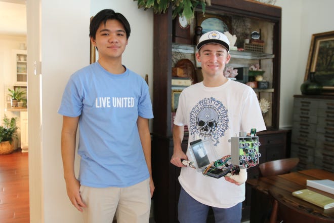 Henry Jiang (izquierda) y Walker Verenakis de North Bay Haven inventaron un andador digital para personas con discapacidad visual.