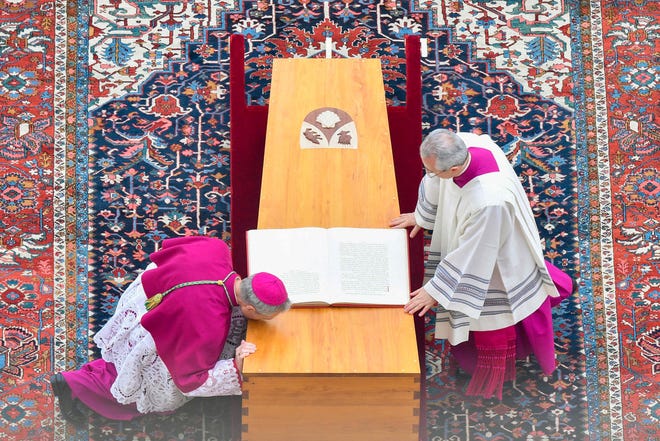 5. ledna 2022: Německý arcibiskup Georg Genswein políbil rakev emeritního papeže Benedikta XVI. na začátku jeho zádušní mše na Svatopetrském náměstí ve Vatikánu 5. ledna 2023.