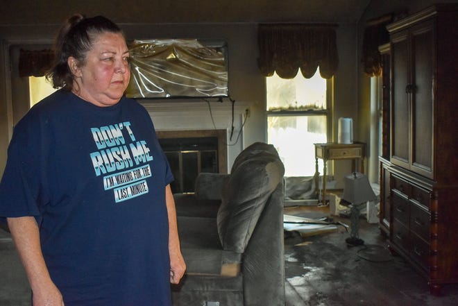 Kathryn Faver วัย 58 ปี มองไปรอบ ๆ เพื่อดูความเสียหายทั้งหมดที่บริเวณห้องนั่งเล่นซึ่งอยู่ห่างจากห้องครัวที่เกิดไฟไหม้  เหตุไฟไหม้เกิดขึ้นในวันเดียวกับที่เธอซื้อและจ่ายค่าบ้านด้วยการถูกลอตเตอรี่