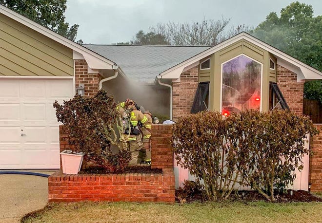 หน่วยดับเพลิงเดสตินต้องพังประตูหน้าบ้านของแคธริน เฟเวอร์  ต้นเพลิงเกิดที่ห้องครัวหน้าบ้าน