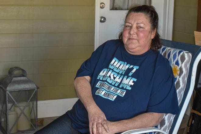 Kathryn Faver วัย 58 ปี นั่งอยู่ในโรงรถที่บ้านของเธอในเมือง Destin ในบ่ายวันศุกร์ และเดินผ่านซากศพบางส่วนจากไฟ  เหตุไฟไหม้เกิดขึ้นในวันเดียวกับที่เธอซื้อบ้านและให้คนงานย้ายของเข้ามา สาเหตุของไฟไหม้ยังอยู่ระหว่างการสอบสวน