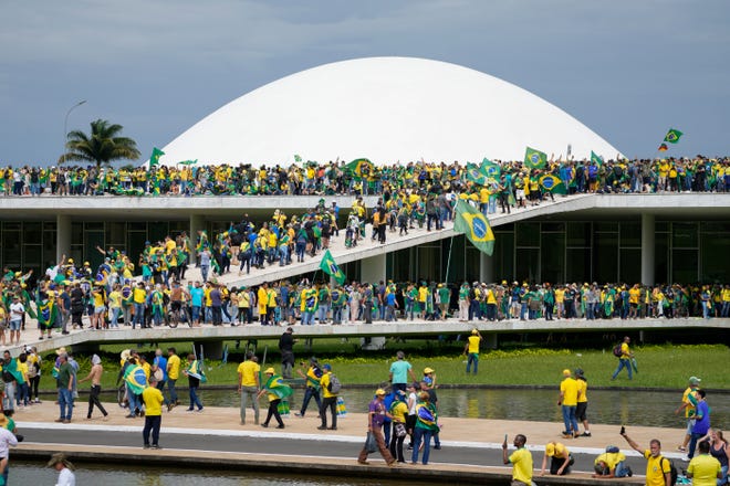Pengunjuk rasa Pro-Bolsonaro menyerbu Kongres Brasil