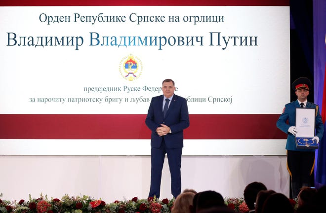 Serbia Bosnia memberi Putin medali kehormatan