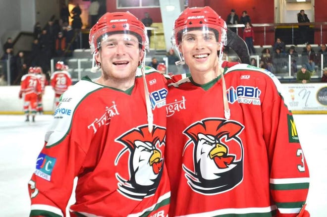 Andrew Di Cristoforo, à droite, joue au hockey en France avec son ancien coéquipier du Saint Michael's College, Matt Egan.