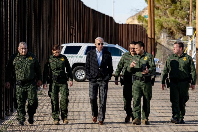 US President Joe Biden speaks with US Customs and Border Protection officers as he visits the US-Mexico border in El Paso, Texas, on January 8, 2022. (Photo by Jim WATSON / AFP) (Photo by JIM WATSON/AFP via Getty Images) ORIG FILE ID: AFP_336P9KX.jpg