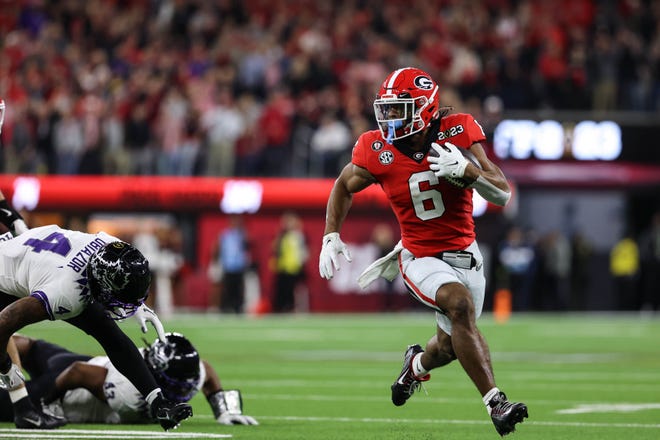 Georgia running back Kenny McIntosh (6) runs the ball during the first half of the NCAA College Football National Championship game between TCU and Georgia on Monday, Jan. 9, 2023, in Inglewood, Calif.