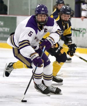 Andrew Di Cristoforo est le seul capitaine à trois reprises dans l'histoire du hockey masculin du Saint Michael's College.