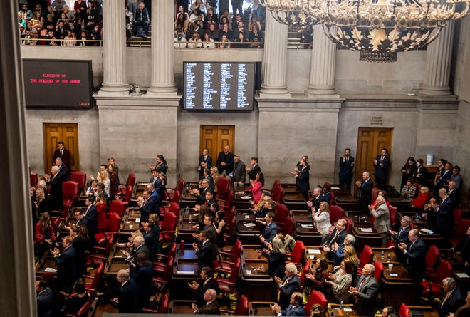 Les représentants se lèvent et applaudissent lors de la prestation de serment du président de la Chambre Cameron Sexton, R-Crossville, lors de l'Assemblée générale, au Capitole de l'État du Tennessee à Nashville, Tennessee, le mardi 10 janvier 2023.