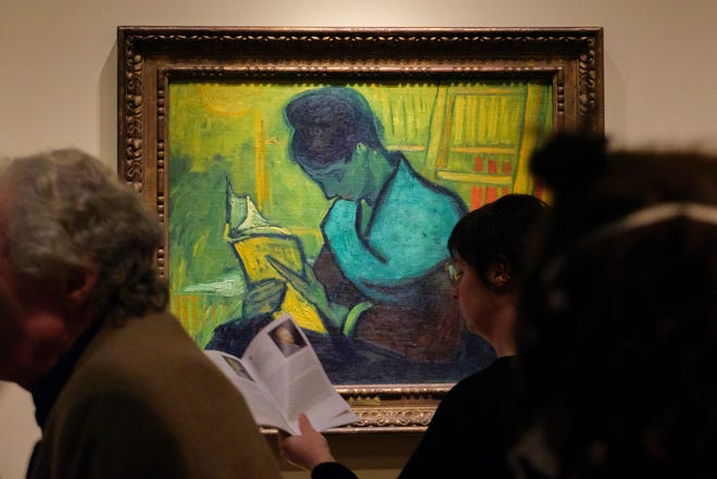 Pengunjung berbaris melewati lukisan Van Gogh "Liseuse De Romans" - juga dikenal sebagai "Pembaca Novel"selama pameran Van Gogh di Amerika di Institut Seni Detroit, Rabu, 11 Januari 2023. Perusahaan pialang seni kolektor seni Brasil Gustavo Soter, Brokerarte Capital Partners LLC, menggugat DIA, menggambarkan perburuan internasional untuk lukisan minyak langka oleh master Post-Impresionis Belanda.