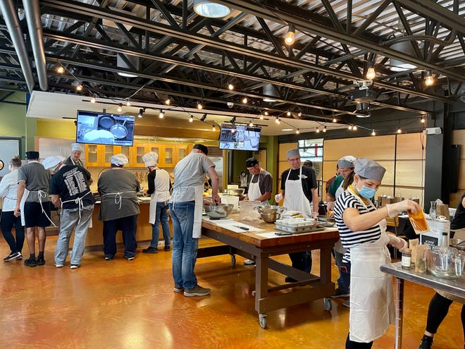 I partecipanti scavano durante un corso di cucina al mercato pubblico di Milwaukee.