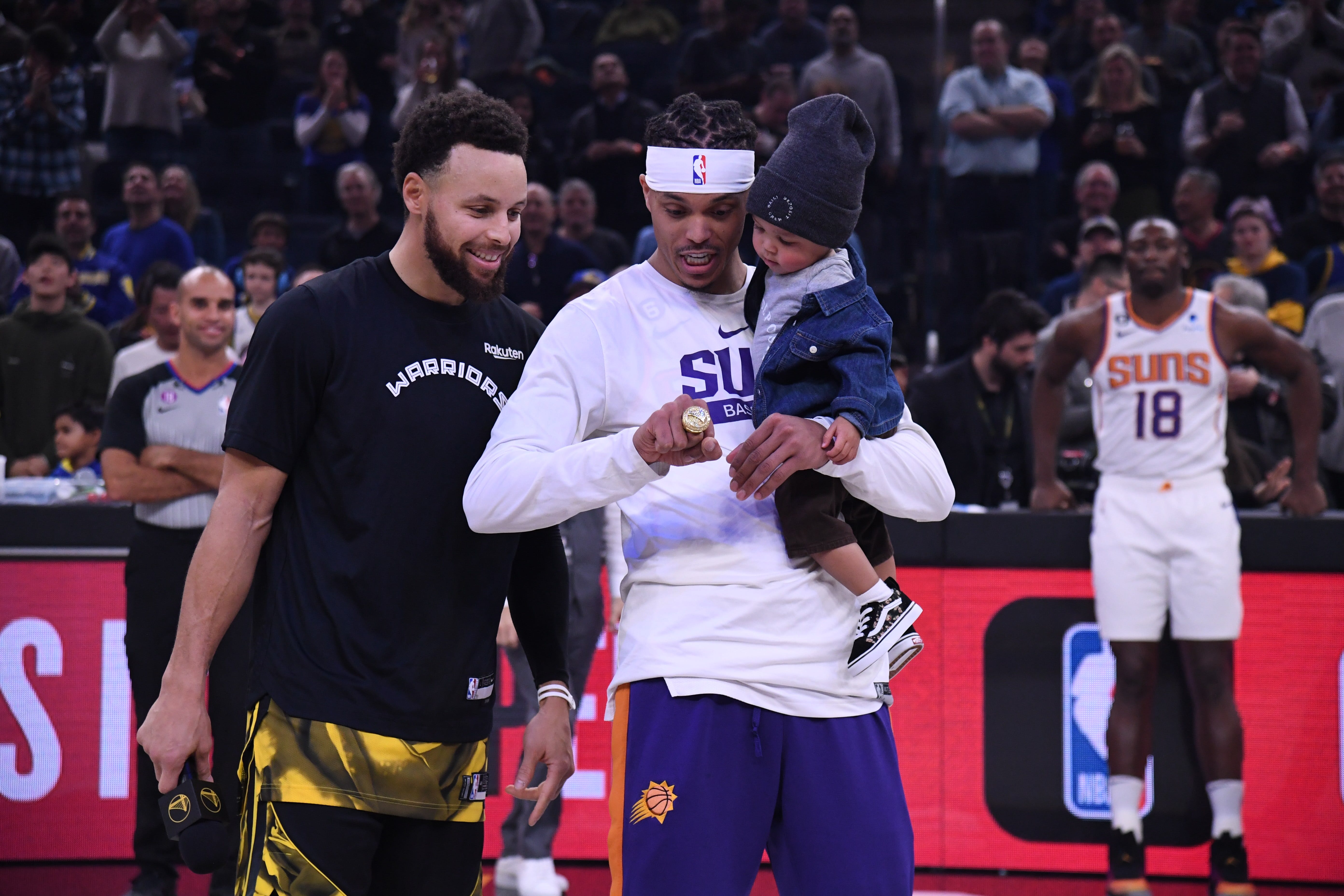 Damion Lee receives championship ring, helps Phoenix Suns top Warriors