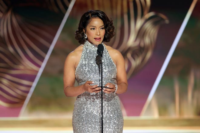 Angela Bassett referred to her phone while giving her acceptance speech for "Black Panther: Wakanda Forever."