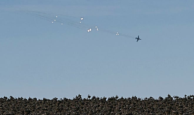 Jet militer Ukraina meluncurkan umpan suar di garis depan dekat Soledar, wilayah Donetsk, Ukraina, Rabu, 11 Januari 2023.