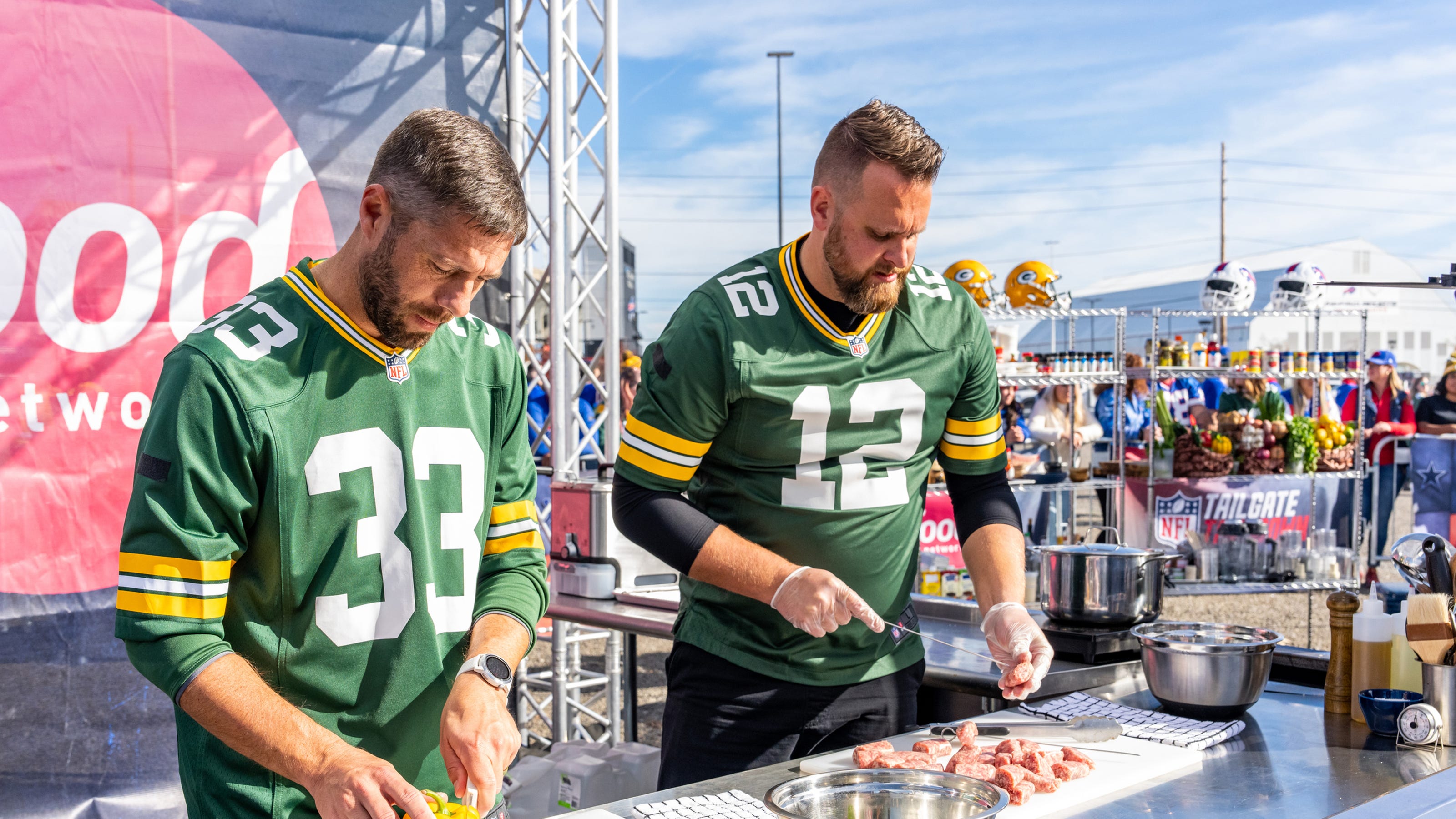 Food Network's 'NFL Tailgate Takedown' pits Packers vs. Bills in a tasty battle for 'Yum-bardi Trophy'